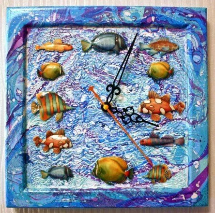  Часы с объемными рыбками
